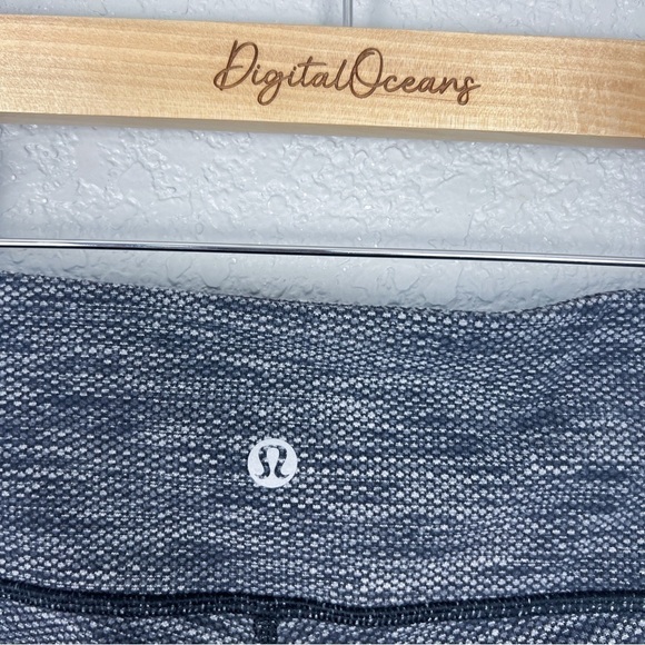 Lululemon Cropped Leggings 4 - Low / Mid Rise, Geometric, Black Grey Print - Picture 4 of 7